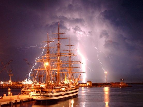 Nave Amerigo Vespucci